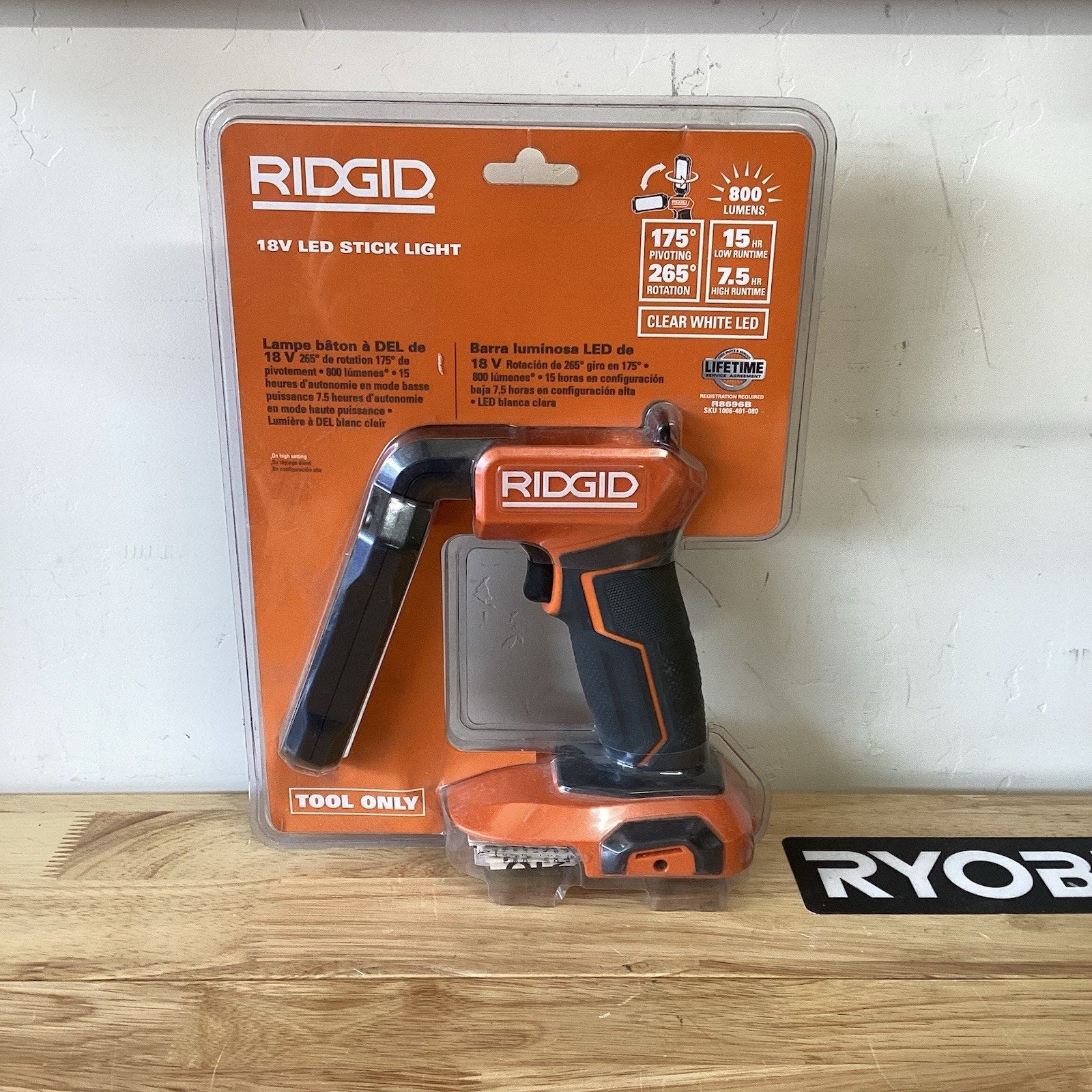 RIDGID 18V Cordless LED Stick Light Working Light 800 Lumens R8696B (Tool Only)