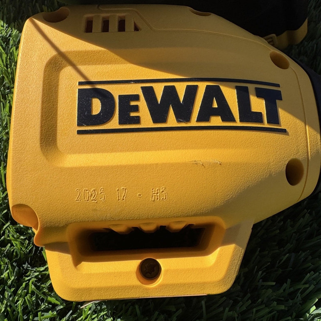DeWalt DCST925M1 20V MAX 13 in String Trimmer Kit 4.0Ah Battery Charger Used