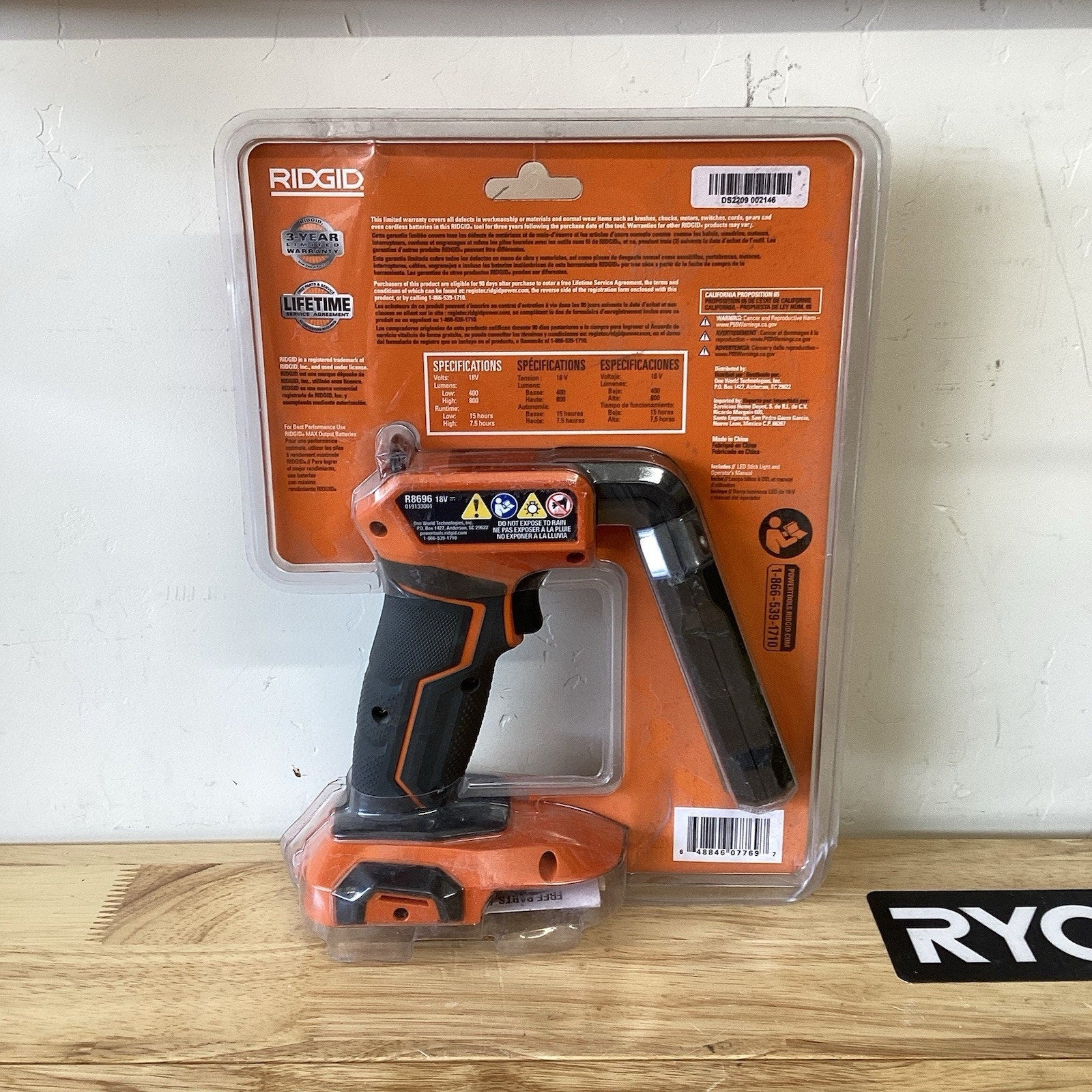 RIDGID 18V Cordless LED Stick Light Working Light 800 Lumens R8696B (Tool Only)