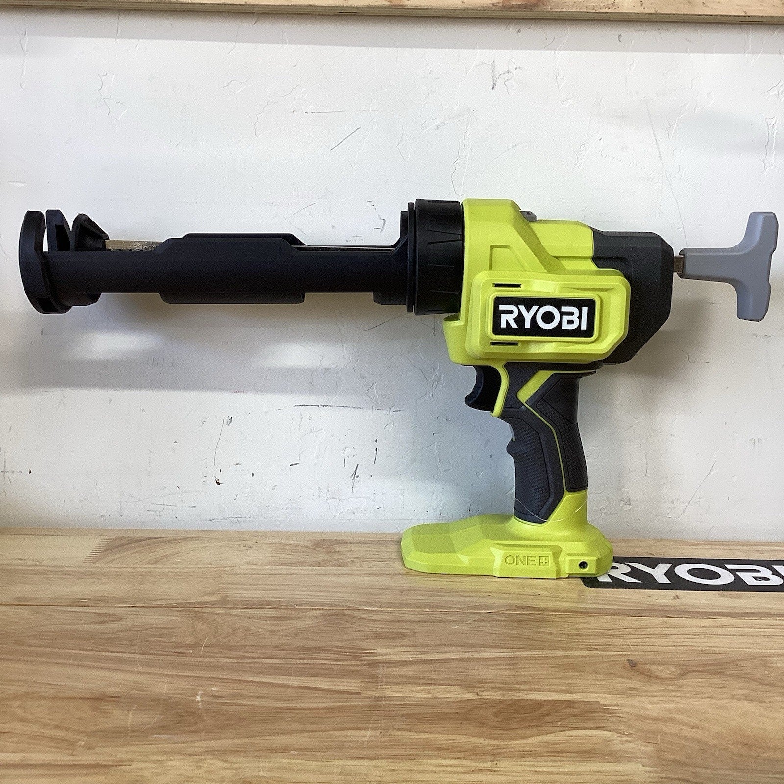 New Ryobi PCL901B - ONE+ 18V Cordless 10 oz. Caulk & Adhesive Gun (Tool Only)