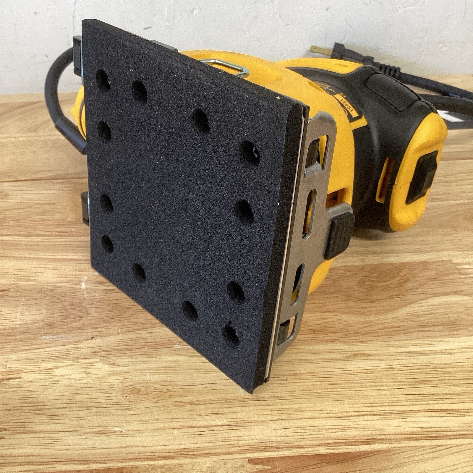 DEWALT DWE6411K 2.3 Amp 1/4 Sheet Palm Grip Corded Sander Kit TOOL ONLY NO BAG