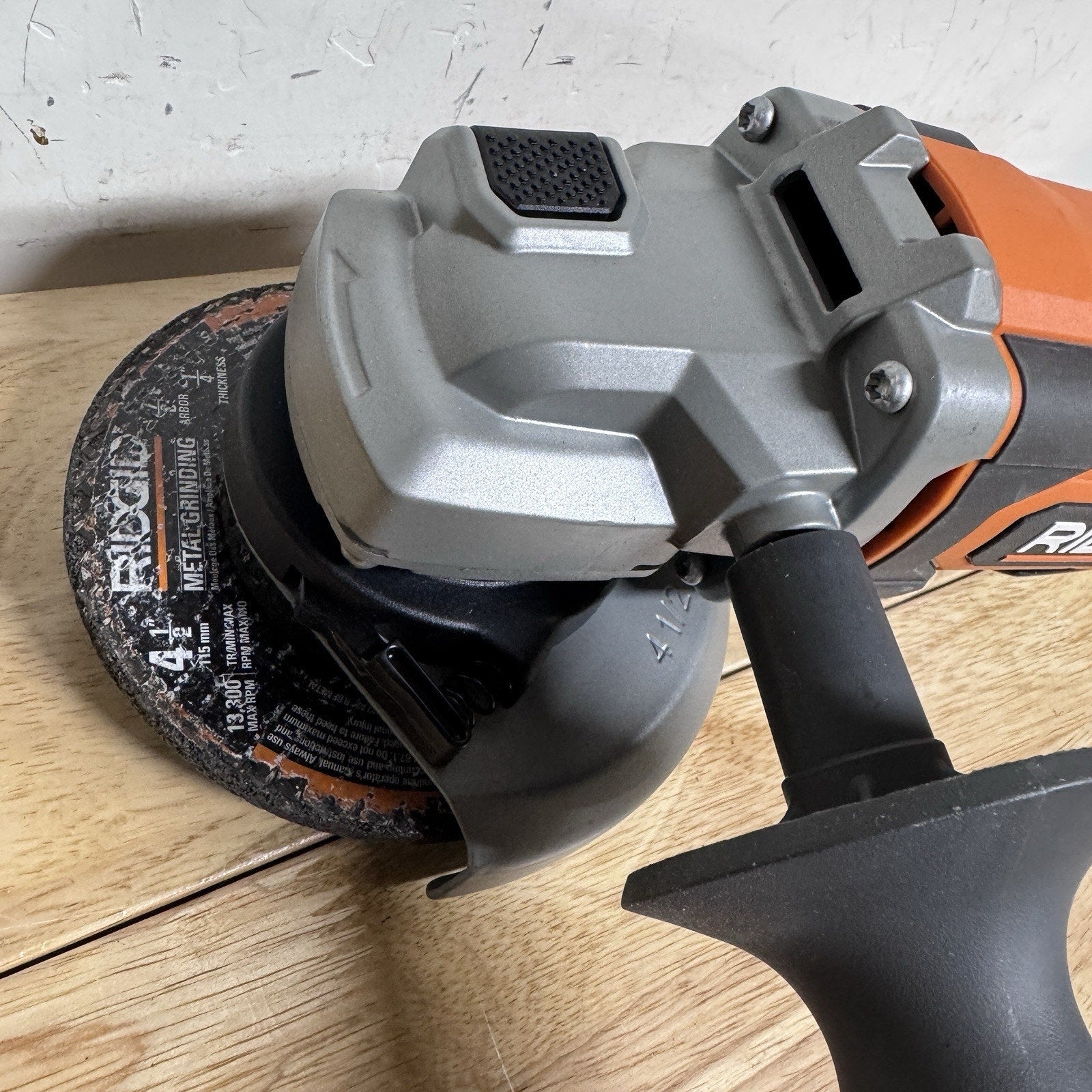 RIDGID 18V Cordless 4-1/2 In. Angle Grinder Kit W/ Battery & Charger
