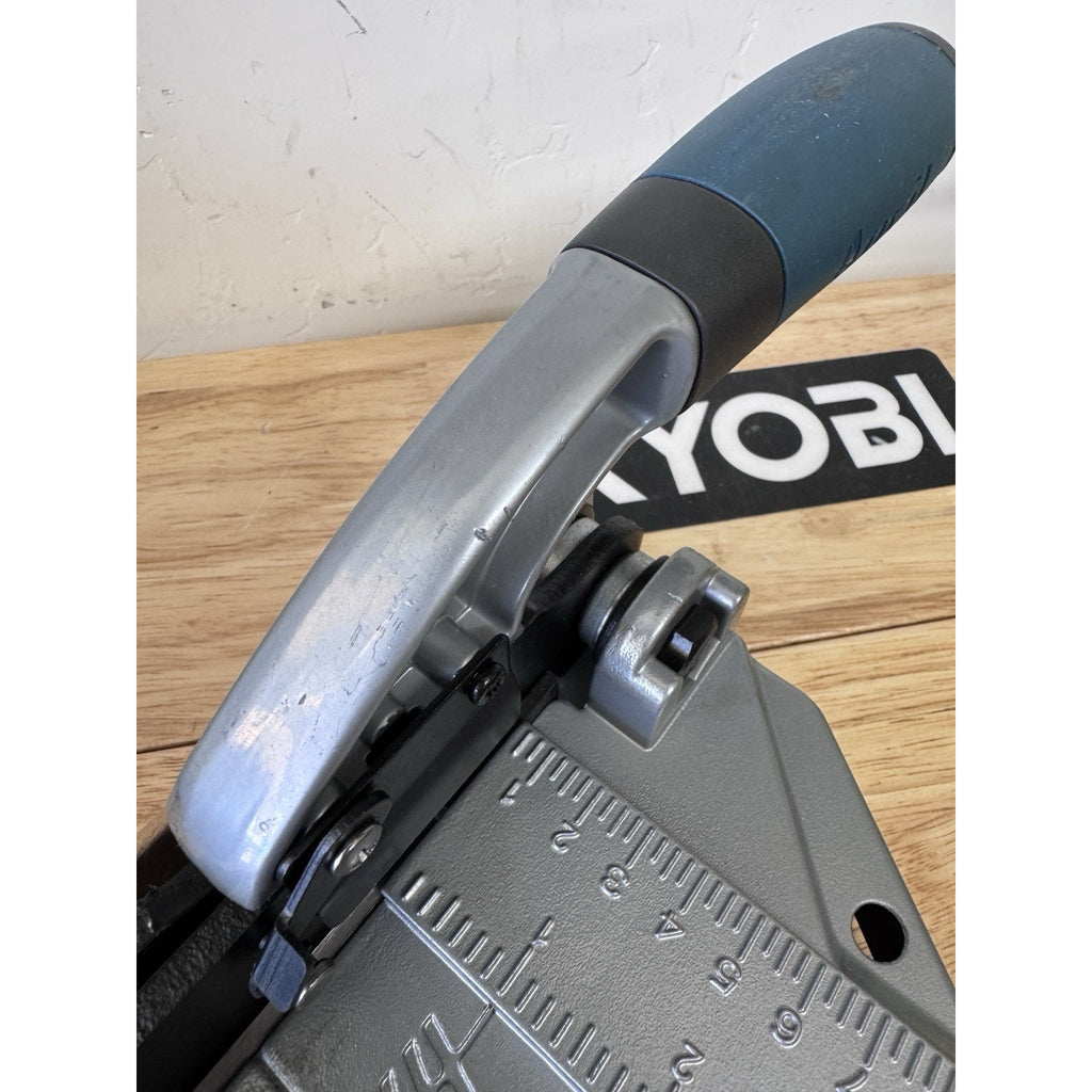 Anvil 12 in Vinyl Flooring Cutter Manual Tile Plank Cutting Tool 5mm Thickness