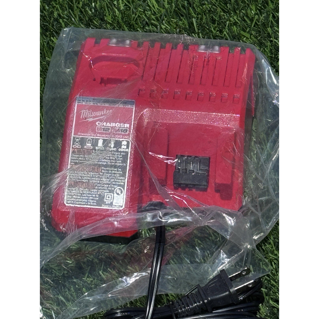 Milwaukee 2828-21E M18 Brushless String Trimmer Kit XC6.0 Battery Charger