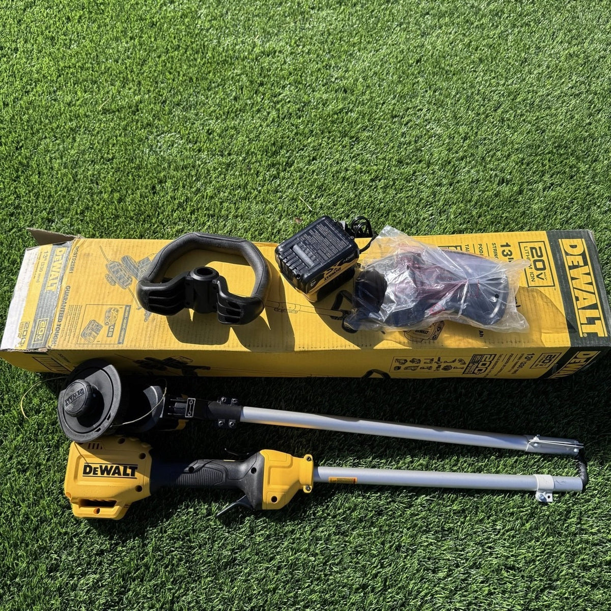 DeWalt DCST925M1 20V MAX 13 in String Trimmer Kit 4.0Ah Battery Charger Used