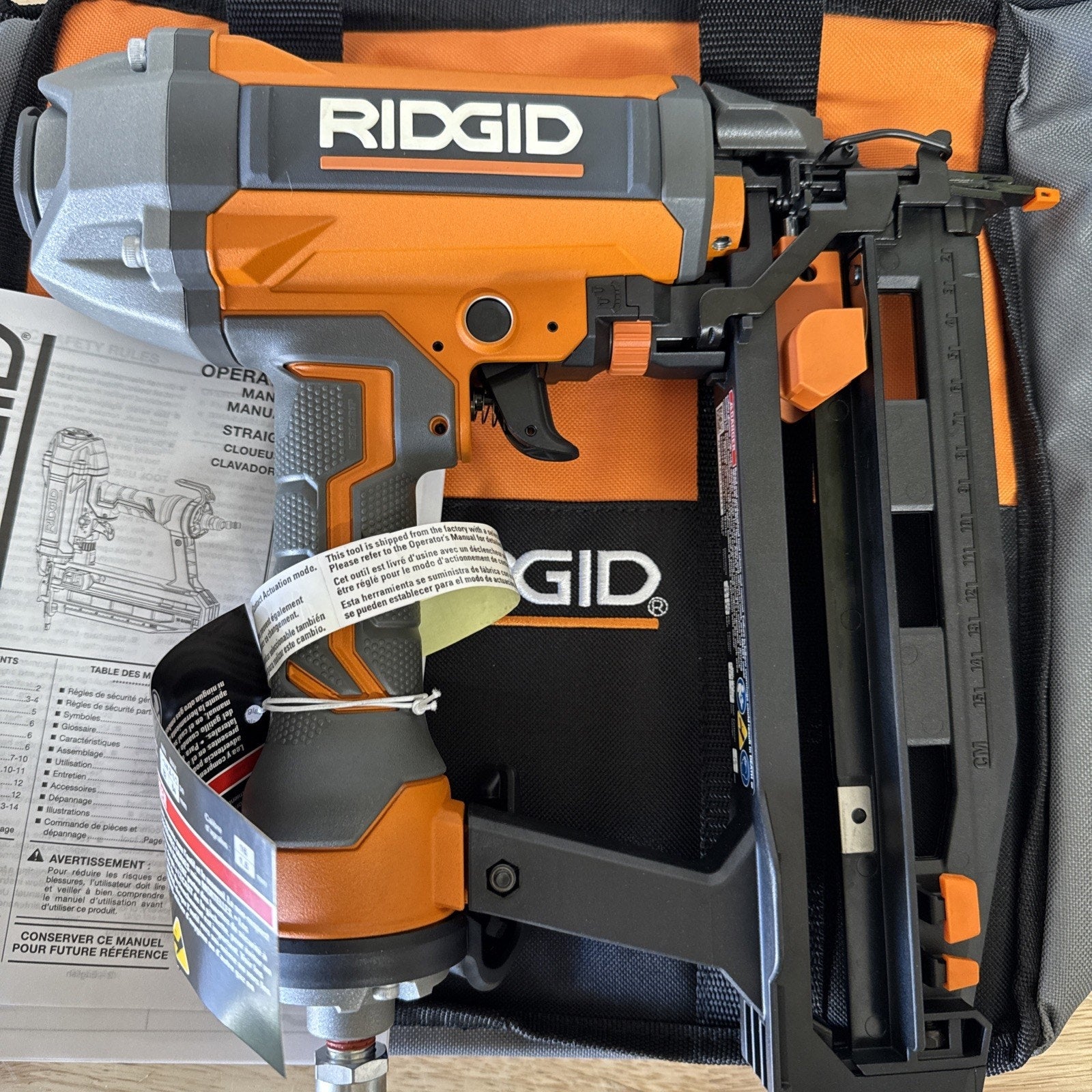 RIDGID R250SFF 16 Gauge 2.5 inch Finish Nail Gun