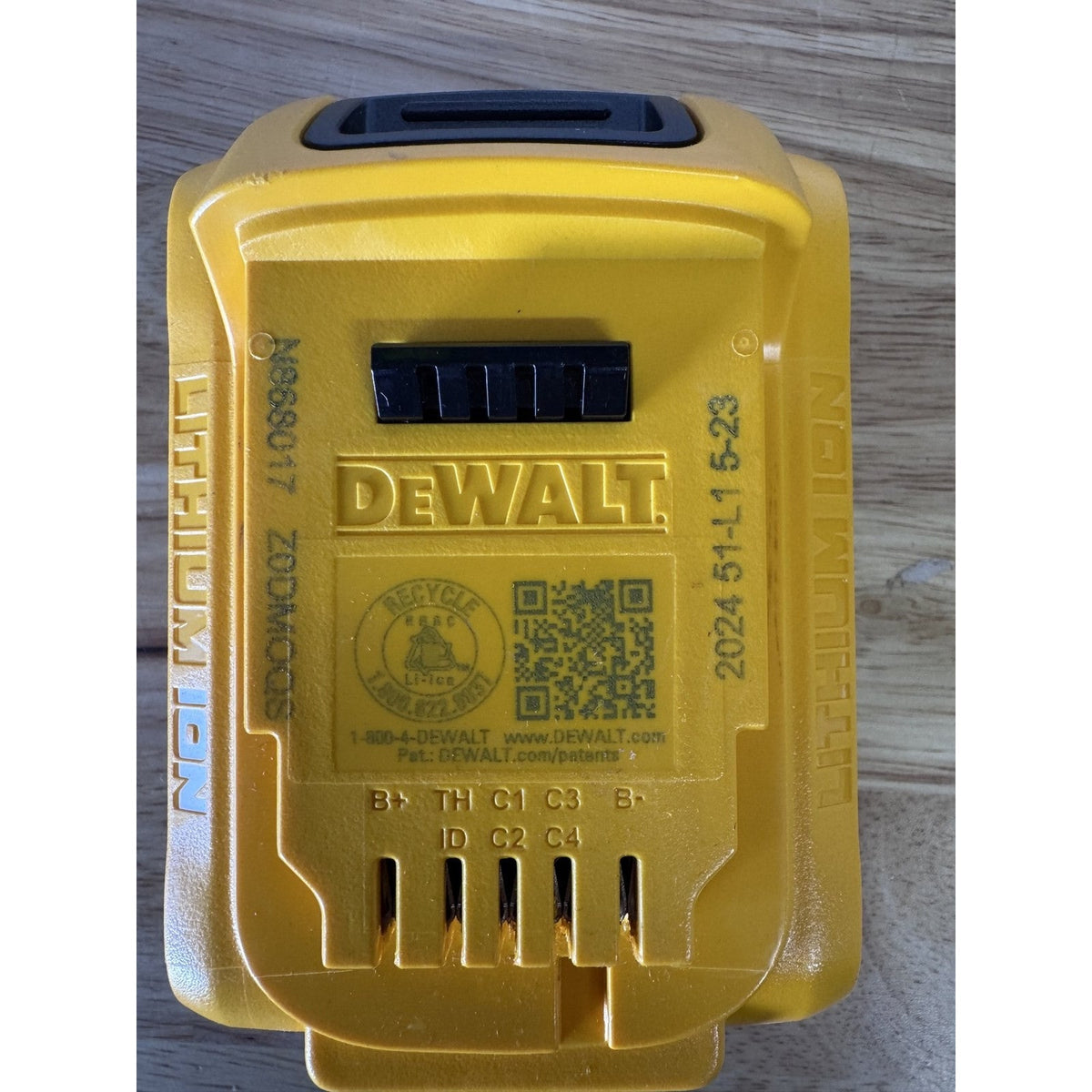 DeWalt DCST925M1 20V MAX 13 in String Trimmer Kit 4.0Ah Battery Charger Used