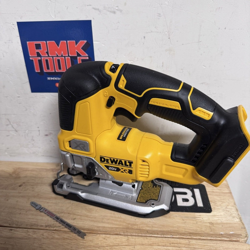 DEWALT DCS334B 20V MAX XR Brushless Jig Saw Tool Only Used w/ Box Blade