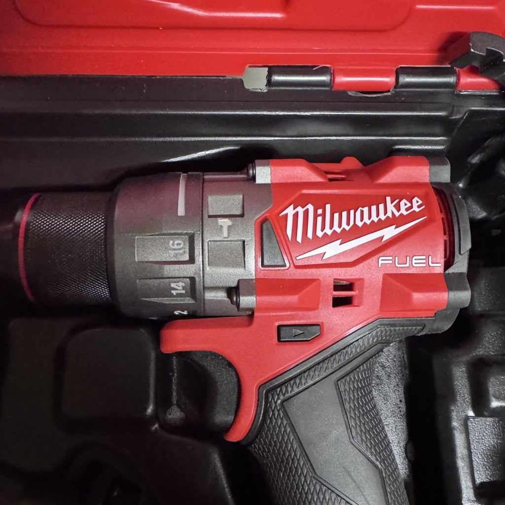 Milwaukee 3697-22 M18 FUEL Hammer Drill Impact Driver Kit 2x XC 5.0 Batteries