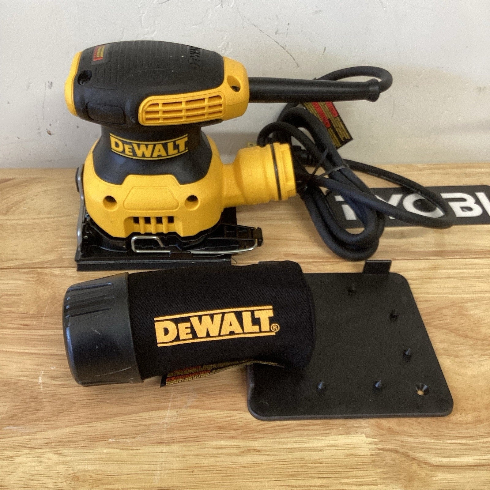 DEWALT DWE6411K 2.3 Amp 1/4 Sheet Palm Grip Corded Sander Kit TOOL ONLY NO BAG