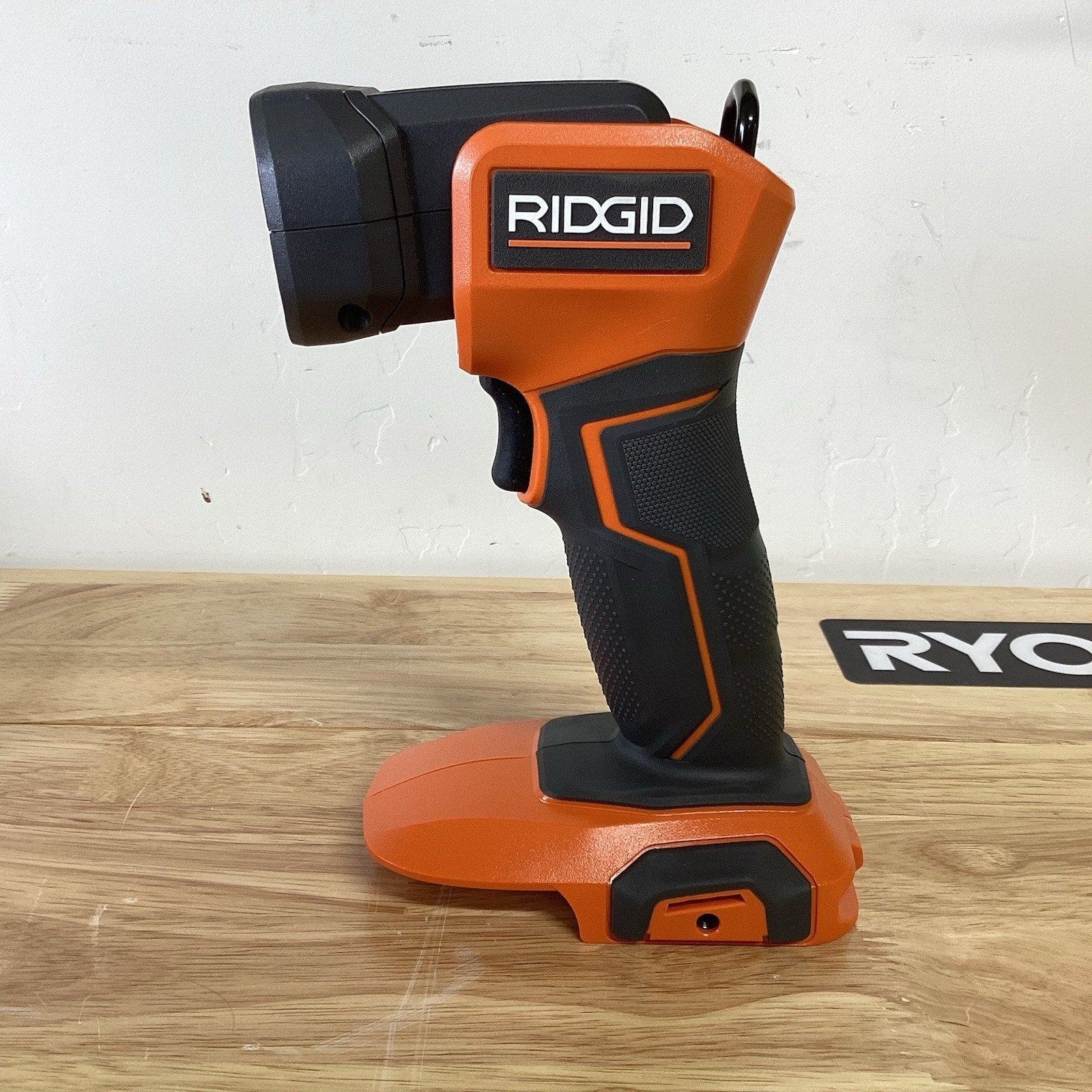 NEW R8695B -18V Cordless LED Work Light (Tool Only)